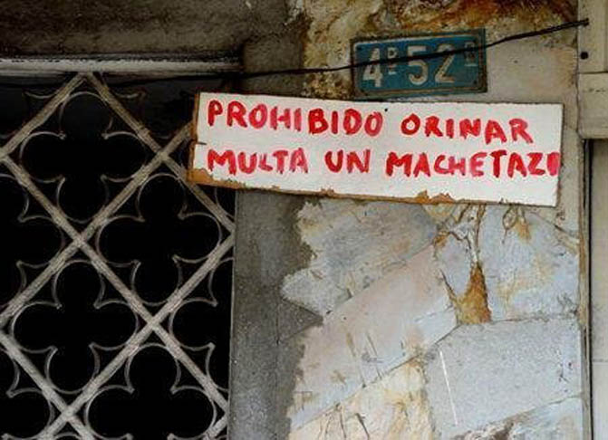 Cartel puesto en una ciudad latinoamericana para espantar a los orinadores de las fachadas./ Foto: Internet