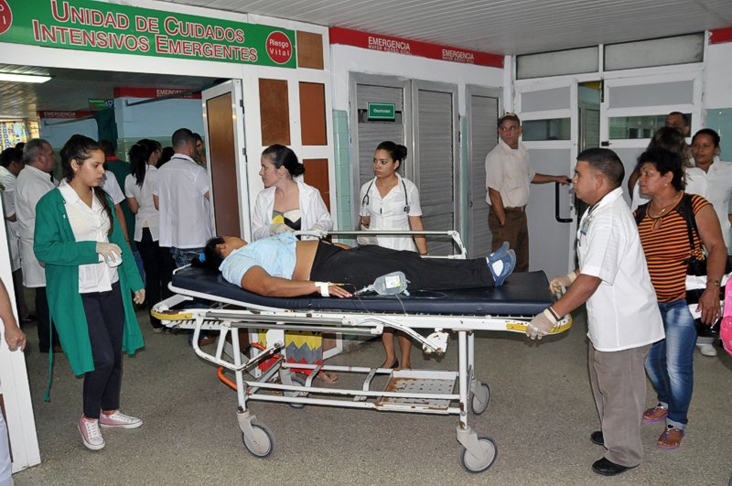 Al conocerse del accidente se activó en el Cuerpo de Guardia del Hospital Provincial Dr. Gustavo Aldereguía Lima el Sistema de Atención a Urgencias para este tipo de sucesos. /Foto: Juan Carlos Dorado