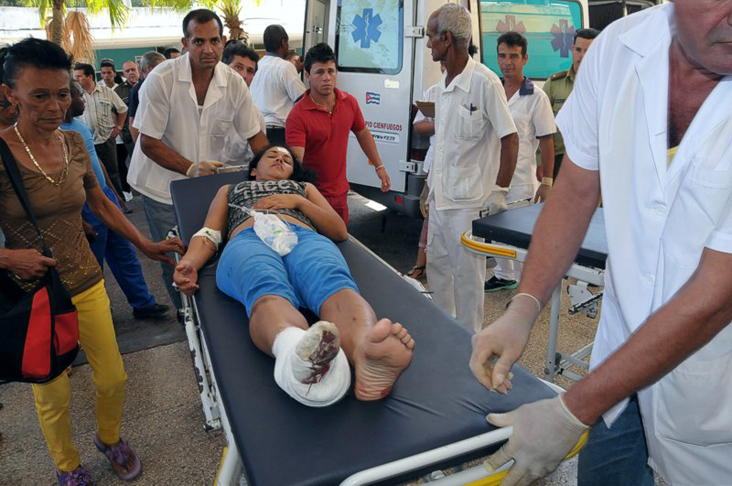 Al conocerse del accidente se activó en el Cuerpo de Guardia del Hospital Provincial Dr. Gustavo Aldereguía Lima el Sistema de Atención a Urgencias para este tipo de sucesos. /Foto: Juan Carlos Dorado