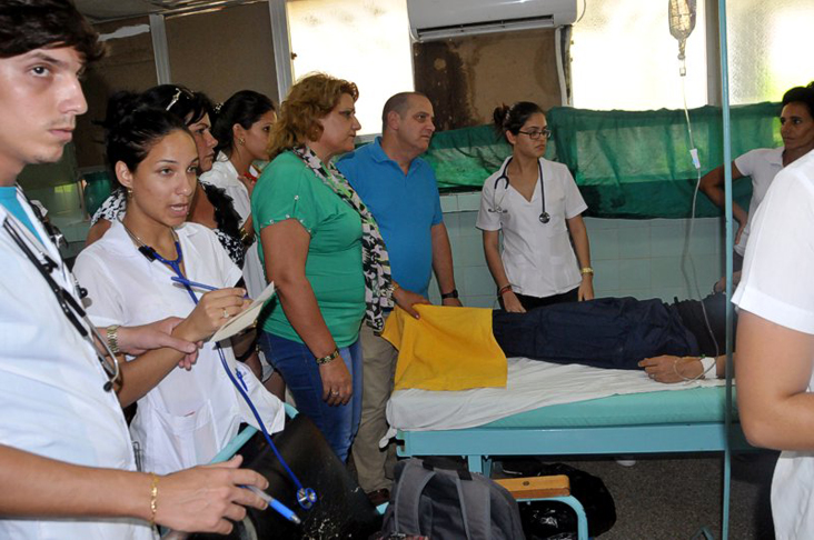 Las máximas autoridades políticas y gubernamentales de la provincia se personaron en el Hospital para interesarse por el estado de los heridos e intercambiar con familiares y personal médico. /Foto: Juan Carlos Dorado