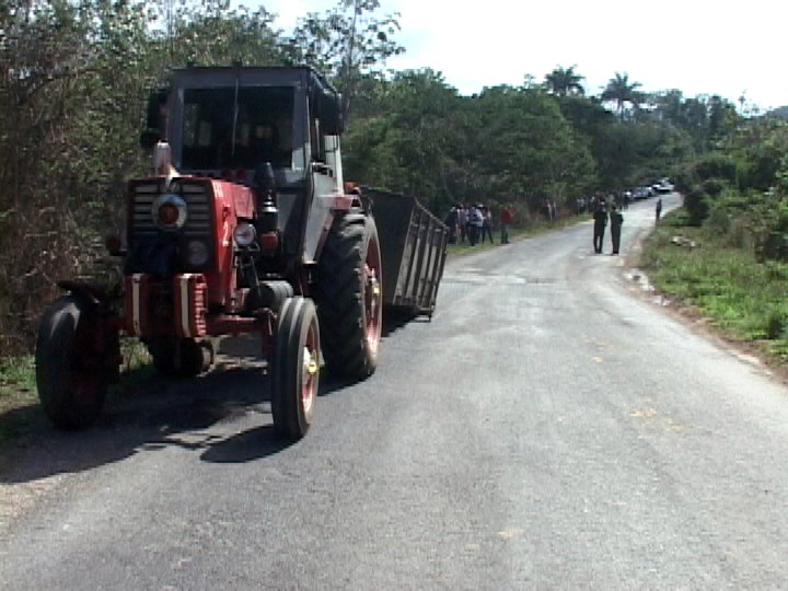 Como se puede apreciar en la foto, el remolque del tractor perdió en la colisión con el camión su eje trasero. /Foto: Guillermo Martínez López