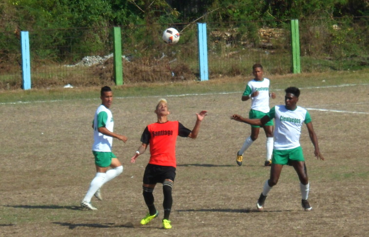 Cienfuegos aceptó la propuesta de los santiagueros y abusó del juego aéreo. /Foto: del autor