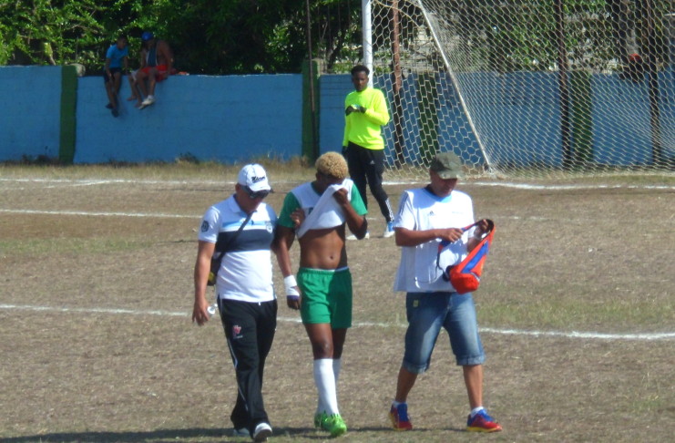 Apenas al minuto 14 Dayán “Miki” Hernández, pilar de la defensa local, tuvo que abandonar el choque por lesión. /Foto: del autor