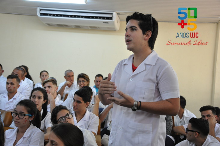 En la opinión de Rigoberto Tamayo Pérez, estudiante de Medicina, la UJC ha de estar a la cabeza de las transformaciones económicas y sociales en Cuba. / Foto: Efraín Cedeño