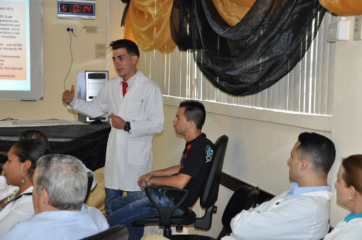 Jorge Luis Estepa, Estepita, diserta durante el ejercicio de actualización de las Guías Prácticas Clínicas. /Foto: Efraín Cedeño