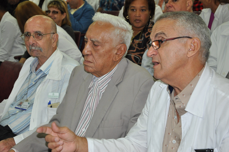 Prestigiosos profesores presentes en la cita. De izquierda a derecha, los doctores Arturo Pérez de Villa Amil, Pedro Hernández y Roberto Pérez. /Foto: Efraín Cedeño