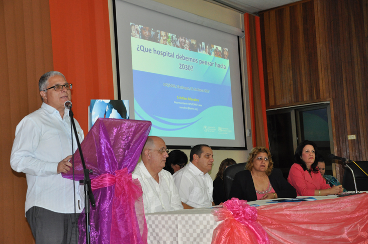 Dr. Cristian Morales Fuhrimann, representante en Cuba de las organizaciones Panamericana y Mundial de la Salud (OPS/OMS), diserta en la apertura de la Convención. /Foto: Efraín Cedeño