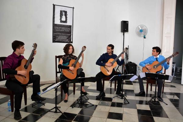 Cuarteto de Guitarras de la Universidad norteamericana de San Antonio, estado de Texas, durante su presentación en la II edición del Concurso-Festival de Guitarras Edgardo Martín, dedicado a celebrar el aniversario 78 del músico cubano Leo Brower y los doce años de creada la Orquesta de Guitarras Ensemble. /Foto: Modesto Gutiérrez (ACN)