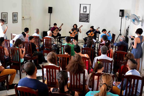 Cuarteto de Guitarras de la Universidad norteamericana de San Antonio, estado de Texas, durante su presentación en la II edición del Concurso-Festival de Guitarras Edgardo Martín, dedicado a celebrar el aniversario 78 del músico cubano Leo Brower y los doce años de creada la Orquesta de Guitarras Ensemble. /Foto: Modesto Gutiérrez (ACN)