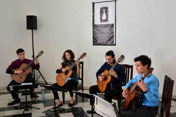 Cuarteto de Guitarras de la Universidad norteamericana de San Antonio, estado de Texas, durante su presentación en la II edición del Concurso-Festival de Guitarras Edgardo Martín, dedicado a celebrar el aniversario 78 del músico cubano Leo Brower y los doce años de creada la Orquesta de Guitarras Ensemble. /Foto: Modesto Gutiérrez (ACN)