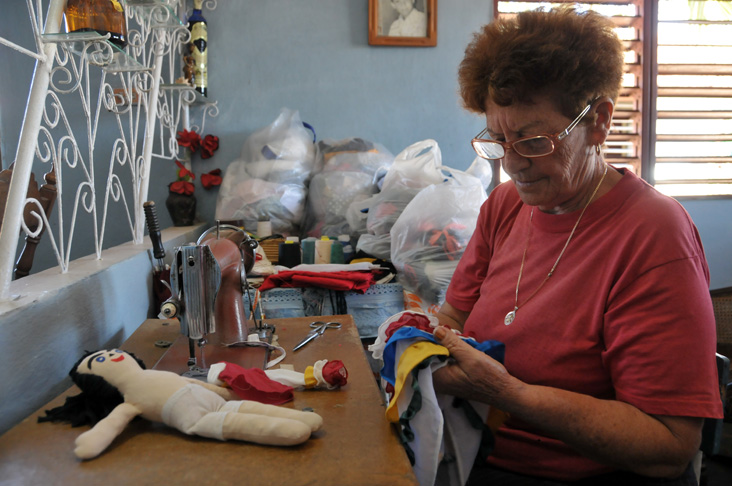 Carmen trabaja ahora la línea de confección de muñecas, de las cuales ya tiene toda una colección artesanal, con muy buen acabado y estética. Foto: Juan Carlos Dorado