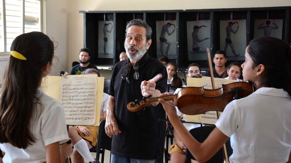 Durante su estancia en Cienfuegos —vino como Invitado de Honor de la II edición del Concurso-Festival de Guitarras Edgardo Martín, dedicado a su 78 cumpleaños—, el maestro Leo Brouwer intercambió con estudiantes de la Escuela de Arte Benny Moré. /Foto: Modesto Gutiérrez (ACN)