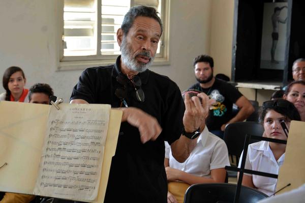 Durante su estancia en Cienfuegos —vino como Invitado de Honor de la II edición del Concurso-Festival de Guitarras Edgardo Martín, dedicado a su 78 cumpleaños—, el maestro Leo Brouwer intercambió con estudiantes de la Escuela de Arte Benny Moré. /Foto: Modesto Gutiérrez (ACN)