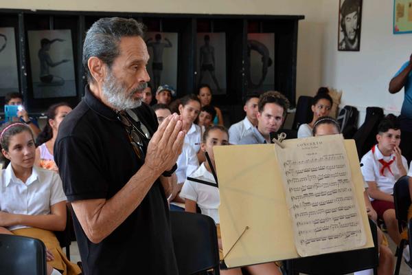 Durante su estancia en Cienfuegos —vino como Invitado de Honor de la II edición del Concurso-Festival de Guitarras Edgardo Martín, dedicado a su 78 cumpleaños—, el maestro Leo Brouwer intercambió con estudiantes de la Escuela de Arte Benny Moré. /Foto: Modesto Gutiérrez (ACN)