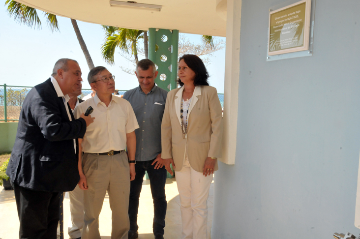 Acompañado del Doctor Carlos Manuel Alonso Hernández, que estará al frente del proyecto, el experto de la OIEA inauguró en Cienfuegos el Observatorio Regional del Caribe para el estudio de la acidificación de los océanos. /Foto: Juan Carlos Dorado