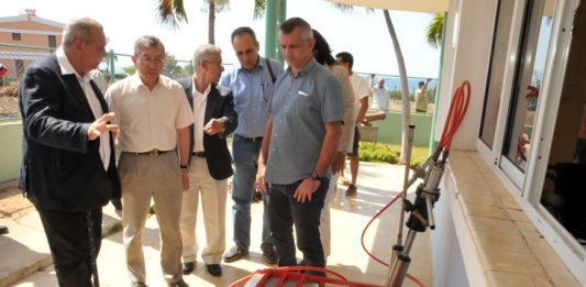 Experto del OIEA aprecia parte del equipamiento para el estudio de los procesos de acidificación de los océanos. /Foto: Juan Carlos Dorado