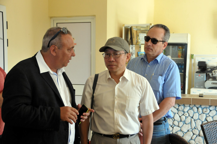 Acompañado del Doctor Carlos Manuel Alonso Hernández, que estará al frente del proyecto, el experto de la OIEA inauguró en Cienfuegos el Observatorio Regional del Caribe para el estudio de la acidificación de los océanos. /Foto: Juan Carlos Dorado