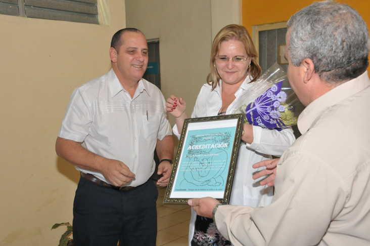 Mairovy Hernández Romero, directora del Palacio de la Maternidad, recibe el certificado que acredita a la institución como Amigo de la madre, el niño y la niña./ Foto: Juan Carlos Dorado