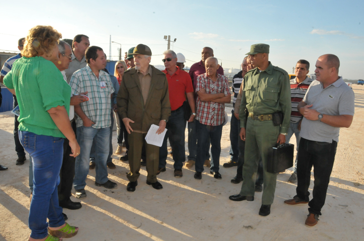En otro momento del recorrido el vicepresidente cubano visitó el área de movimiento de tierra para el emplazamiento de la central eléctrica diesel aledaña a la refinería de Petróleo. /Foto: Juan Carlos Dorado