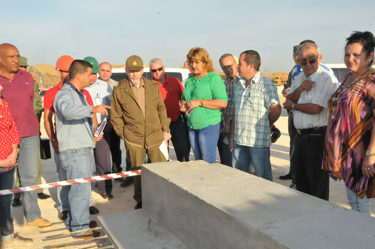 En otro momento del recorrido el vicepresidente cubano visitó el área de movimiento de tierra para el emplazamiento de la central eléctrica diesel aledaña a la refinería de Petróleo. /Foto: Juan Carlos Dorado