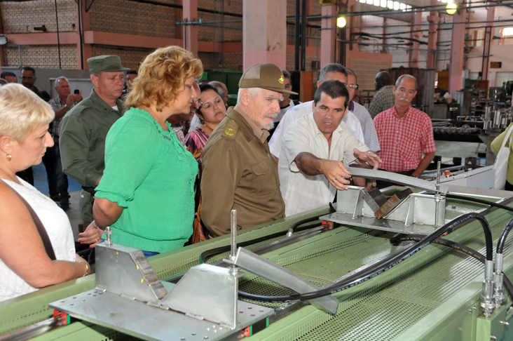 En compañía de autoridades de la provincia y de otras esferas, Ramiro Valdés recorrió áreas de la Empresa Oleohidráulica Cienfuegos. /Foto: Juan Carlos Dorado