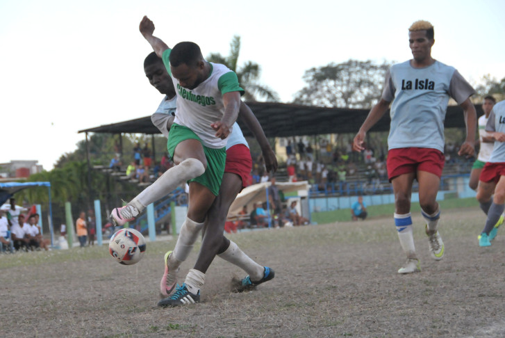 Yordan Santa Cruz le está aportando sus experiencias del equipo grande a sus noveles compañeros de equipo, varios de ellos de la selección nacional sub-20. /Foto: Juan Carlos Dorado.