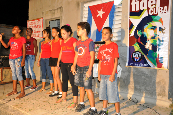Los niños del proyecto comunitario Semillitas de Mamá regalaron a los presentes dos números musicales. /Foto: Efraín Cedeño