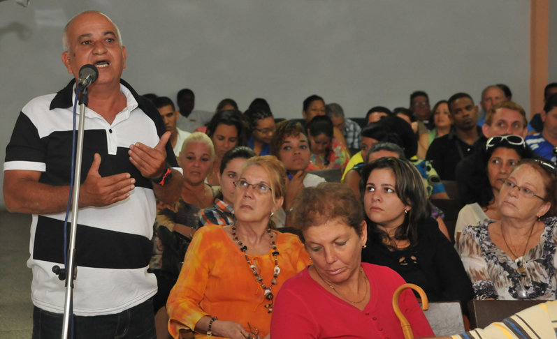 Luciano Julián Pérez Valdés, radialista, habló de los problemas de conectividad que hoy impiden una más sostenida presencia de los profesionales del sector en las redes sociales. /Foto: Juan Carlos Dorado