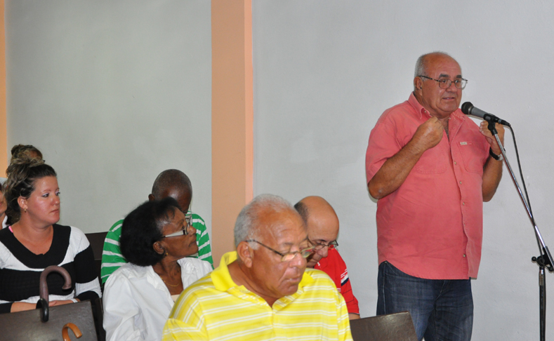 Digno Rodríguez, locutor comentarista deportivo de Radio Ciudad del Mar intervino durante el balance anual de la UPEC en Cienfuegos. /Foto: Efraín Cedeño