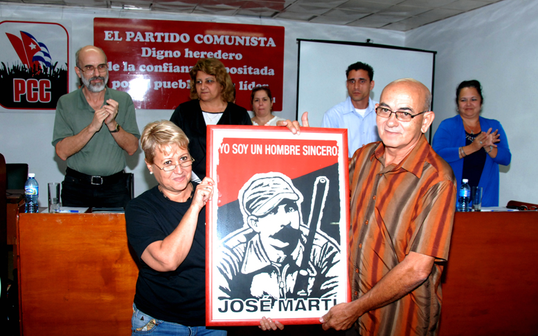 Aixa Hevia, vicepresidenta de la Unión de Periodistas de Cuba, entregó un reconocimientos del organismo a Jesús Rodríguez Díaz, por su destacado desempeño al frente de la delegación provincial de la UPEC en Cienfuegos durante doce años. Foto: Patricio Chaviano