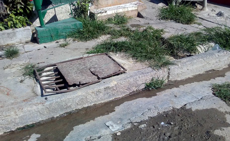 La abertura en la acera de avenida 48, entre 67 y 65, provoca vertimientos de albañales. /Foto: de la autora