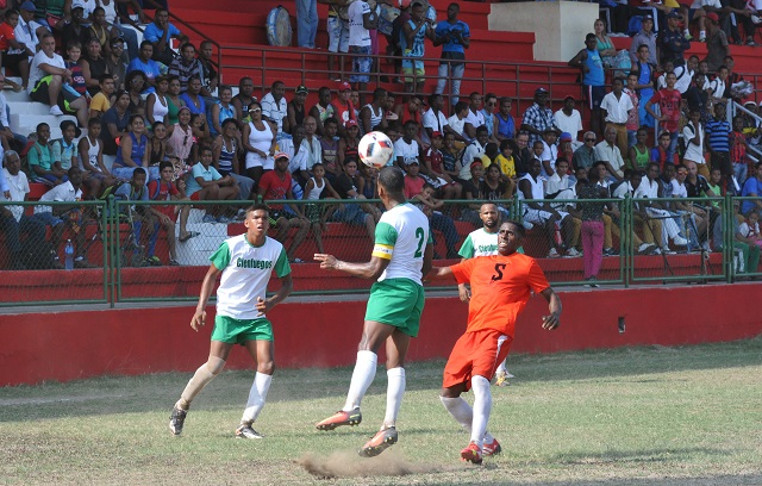 Dos veces cayó Cienfuegos ante el anfitrión Santiago en esta segunda ronda clasificatoria, pero acompañarán al invicto cuadro de los diablos en la final. /Foto: Guibert