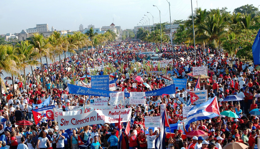 Banderas, carteles, alegorías a la fecha. El lunes 1ro. de Mayo será la convocatoria de los tyrabajadores de Cienfuegos en respaldo a la Revolución. /Foto: Archivo