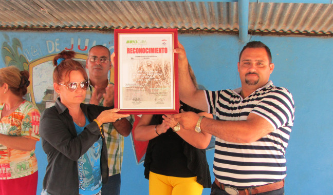 La UEB Atención a Productores también recibió un certificado de reconocimiento por el cumplimiento de la zafra. /Foto: Yuliet Sáez