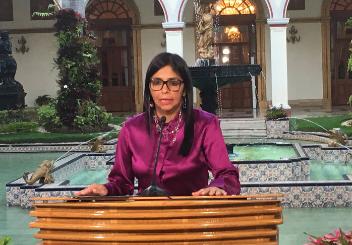 En alocución televisada desde el Comando Presidencial en el Palacio de Miraflores, Delcy Rodríguez explicó que, consecuentes con lo prometido la víspera, comoquiera que persisten las acciones intrusivas contra la soberanía del país, se procederá de inmediato a denunciar la Carta de la OEA e iniciar los trámites para el retiro definitivo de Venezuela de esa organización. /Foto: Prensa Presidencial