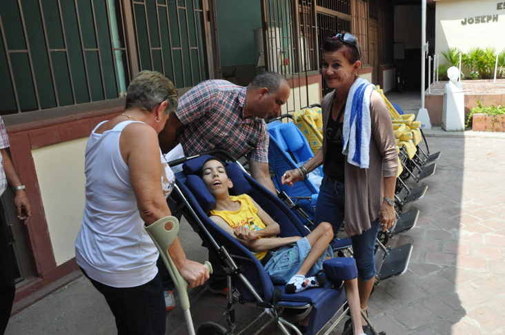 Niños con discapacidad físico-motoras en Cienfuegos reciben un donativo de sillas de ruedas especiales./Foto: Efraín Cedeño 