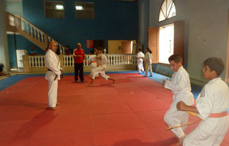 Muchos son los karatecas cienfuegueros iniciados bajo la enseñanza de Aramis Morales (de blanco, a la izquierda). /Foto: Carlos Ernesto