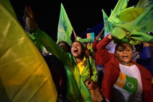Simpatizantes de Alianza País festejan en la avenida de los Shyris, cerca del Consejo Electoral Nacional, al norte de Quito.