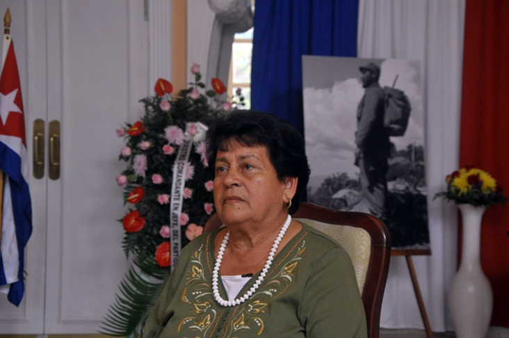 Una vez más el dolor hace presa en el rostro de Nemesia, ahora en las exequias a Fidel, el hombre al que amó como se ama a un padre. /Foto: Ramón Pacheco (periódico Girón)