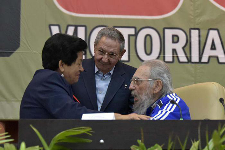 Este 19 de abril hará un año exacto de aquel día en que Nemesia, la “flor carbonera” eternizada en versos por el Indio Naborí, abrazó en el Palacio de Convenciones, durante la clausura del 7mo Congreso del Partido, al hombre que le prometió a su generación un futuro socialista, y lo cumplió. /Foto: Juvenal Balán