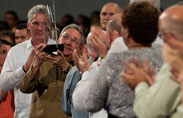 Raúl alzó la medalla y la mostró a los jóvenes, un intenso aplauso selló el gesto. Foto: Ladyrene Pérez/ Cubadebate.