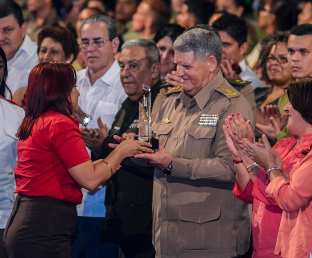 En nombre de los combatientes por nuestras gestas independentistas, recibió la distinción el general de División José. A Carrillo, presidente de la Asociación de Combatientes de la Revolución Cubana. /Foto: Abel Padrón Padilla (ACN)