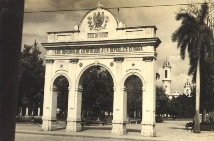 Arco de los Obreros a la República Cubana, ubicado en la antigua Plaza de Armas de Cienfuegos, actual parque Martí. / Foto: Cortesía de la Oficina del Conservador