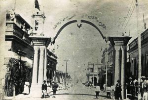 Arco en las calles San Carlos y De Clouet.