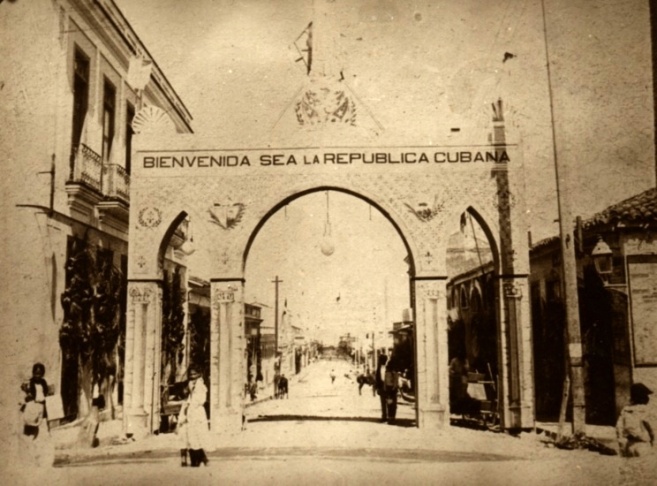 Arco en las calles Santa Cruz y De Clouet.