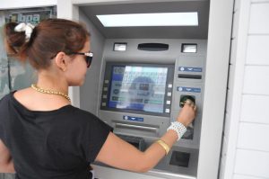 El nuevo servicio del BPA permite el acceso, desde el teléfono celular, a diferentes funcionalidades de los cajeros automáticos. Foto: Juan Carlos Dorado