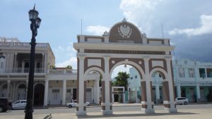 Los obreros de Cienfuegos saludaron a la República de 1902 con un arco de triunfo en la antigua Plaza de Armas, hoy parque José Martí. / Foto: Roberto Alfonso Lara