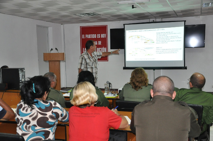 El Máster en Ciencias Virgilio Regueira Molina, especialista del Grupo Provincial de Pronósticos de Cienfuegos, abundó sobre los peligros que entraña la sequía para nuestro territorio. /Foto: Efraín Cedeño