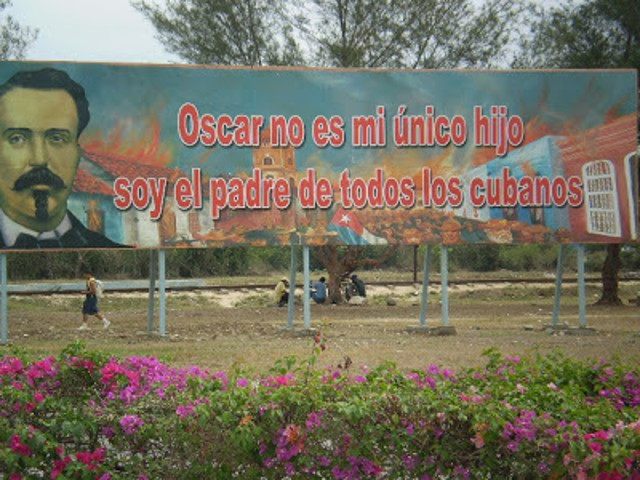 Valla en el Parque de la Patria, en la ciudad de Bayamo.