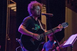 Casi dos horas duró el concierto ofrecido por Raúl Paz a los universitarios Foto: Juan Carlos Dorado